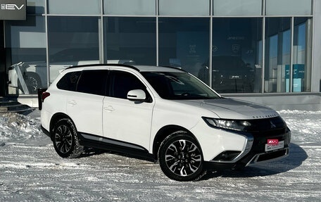Mitsubishi Outlander III рестайлинг 3, 2022 год, 2 447 000 рублей, 3 фотография