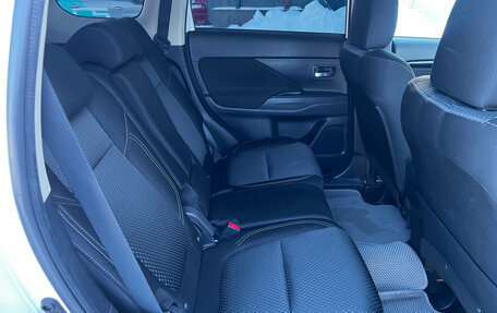 Mitsubishi Outlander III рестайлинг 3, 2022 год, 2 447 000 рублей, 10 фотография