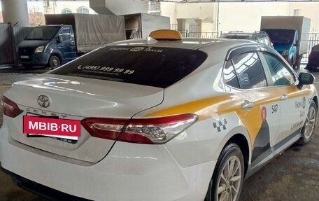 Toyota Camry, 2022 год, 1 890 000 рублей, 3 фотография