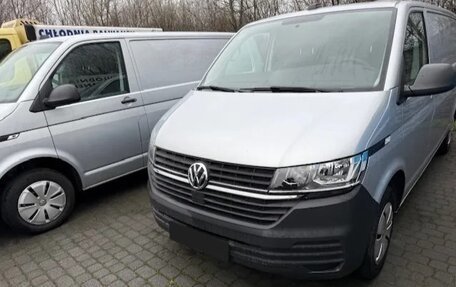 Volkswagen Transporter T6 рестайлинг, 2021 год, 1 800 000 рублей, 2 фотография