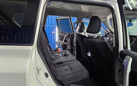 Toyota Land Cruiser Prado 150 рестайлинг 2, 2020 год, 4 500 000 рублей, 6 фотография