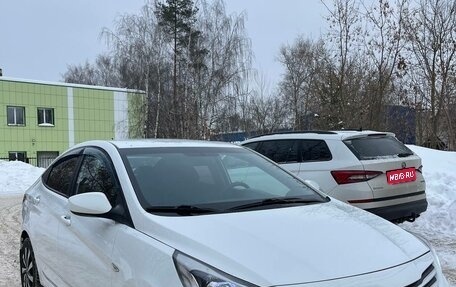 Hyundai Solaris II рестайлинг, 2015 год, 860 000 рублей, 1 фотография