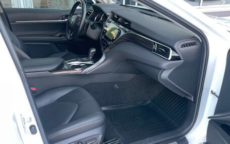 Toyota Camry, 2021 год, 3 650 000 рублей, 10 фотография