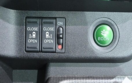 Honda Stepwgn IV, 2016 год, 1 590 000 рублей, 13 фотография