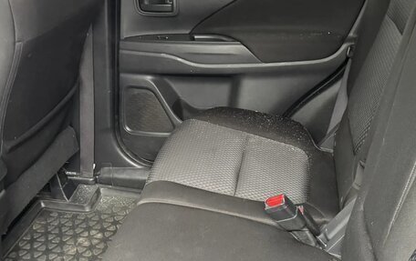 Mitsubishi Outlander III рестайлинг 3, 2016 год, 1 600 000 рублей, 10 фотография