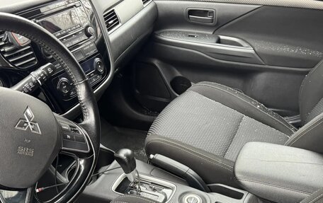 Mitsubishi Outlander III рестайлинг 3, 2016 год, 1 600 000 рублей, 16 фотография