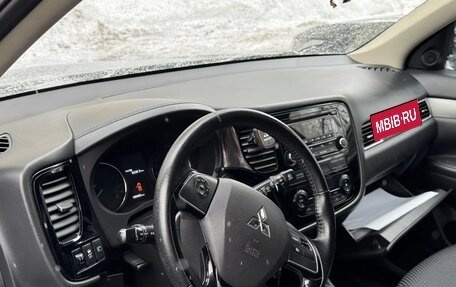 Mitsubishi Outlander III рестайлинг 3, 2016 год, 1 600 000 рублей, 12 фотография