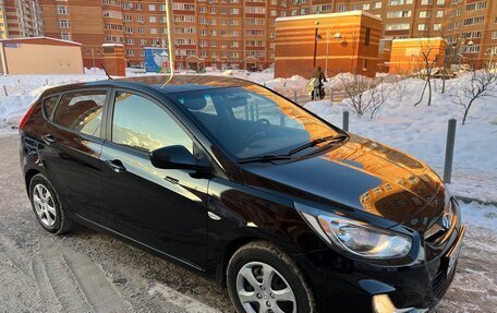 Hyundai Solaris II рестайлинг, 2011 год, 825 000 рублей, 2 фотография