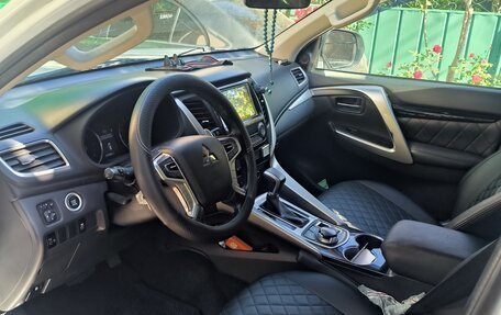 Mitsubishi Pajero Sport III рестайлинг, 2017 год, 2 450 000 рублей, 8 фотография