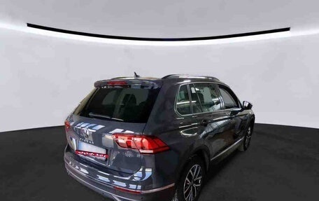 Volkswagen Tiguan II, 2021 год, 2 192 000 рублей, 2 фотография