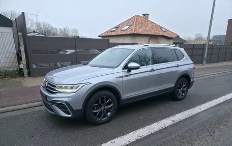 Volkswagen Tiguan, 2023 год, 2 100 000 рублей, 2 фотография