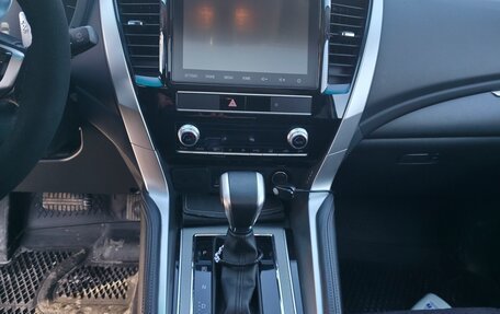 Mitsubishi Montero Sport, 2023 год, 5 100 000 рублей, 10 фотография