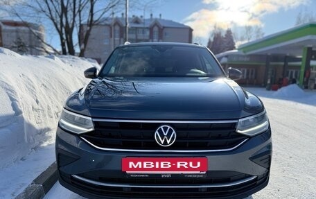 Volkswagen Tiguan II, 2021 год, 2 320 000 рублей, 2 фотография