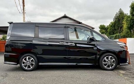 Toyota Voxy III, 2021 год, 2 135 000 рублей, 8 фотография