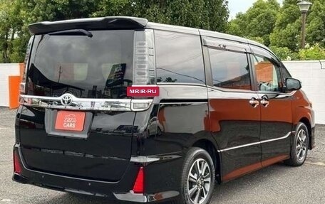 Toyota Voxy III, 2021 год, 2 135 000 рублей, 3 фотография