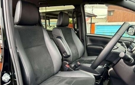 Toyota Voxy III, 2021 год, 2 135 000 рублей, 9 фотография