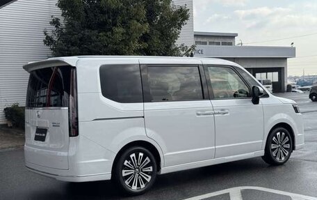 Honda Stepwgn, 2023 год, 2 340 000 рублей, 3 фотография