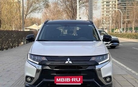 Mitsubishi Outlander III рестайлинг 3, 2021 год, 1 640 000 рублей, 2 фотография