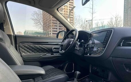 Mitsubishi Outlander III рестайлинг 3, 2021 год, 1 640 000 рублей, 8 фотография