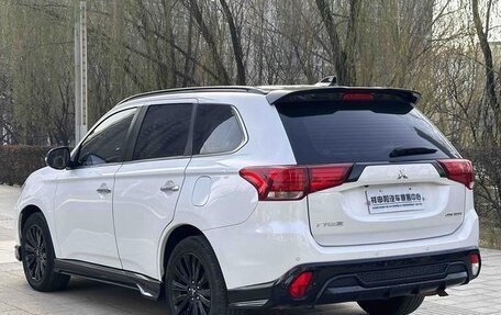 Mitsubishi Outlander III рестайлинг 3, 2021 год, 1 640 000 рублей, 4 фотография