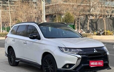 Mitsubishi Outlander III рестайлинг 3, 2021 год, 1 640 000 рублей, 3 фотография