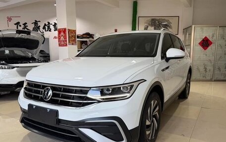 Volkswagen Tiguan II, 2022 год, 2 772 000 рублей, 3 фотография