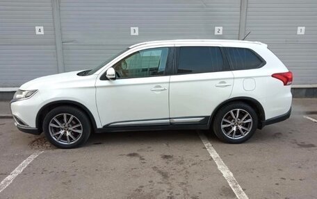 Mitsubishi Outlander III рестайлинг 3, 2016 год, 1 690 000 рублей, 10 фотография