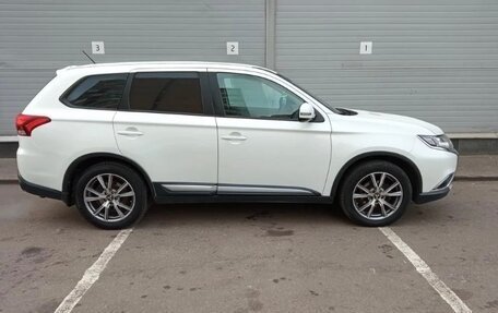 Mitsubishi Outlander III рестайлинг 3, 2016 год, 1 690 000 рублей, 9 фотография