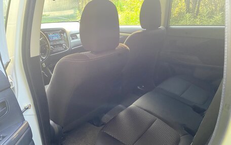 Mitsubishi Outlander III рестайлинг 3, 2016 год, 1 690 000 рублей, 14 фотография