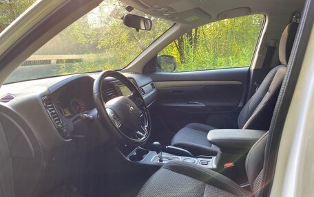 Mitsubishi Outlander III рестайлинг 3, 2016 год, 1 690 000 рублей, 13 фотография