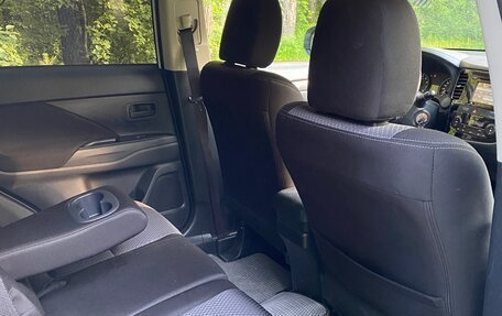 Mitsubishi Outlander III рестайлинг 3, 2016 год, 1 690 000 рублей, 15 фотография