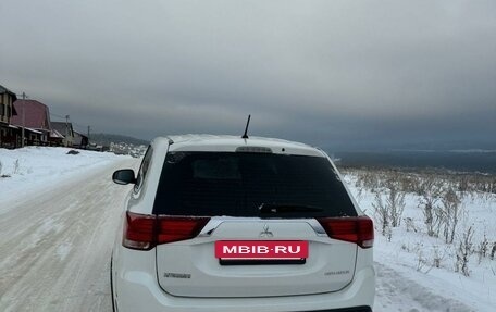 Mitsubishi Outlander III рестайлинг 3, 2016 год, 1 690 000 рублей, 7 фотография