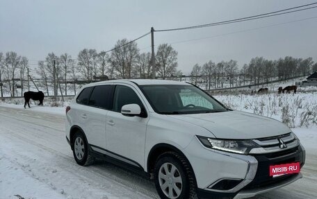 Mitsubishi Outlander III рестайлинг 3, 2016 год, 1 690 000 рублей, 2 фотография