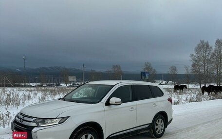 Mitsubishi Outlander III рестайлинг 3, 2016 год, 1 690 000 рублей, 6 фотография