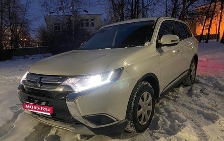 Mitsubishi Outlander III рестайлинг 3, 2016 год, 1 690 000 рублей, 8 фотография