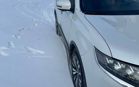 Mitsubishi Outlander III рестайлинг 3, 2021 год, 2 600 000 рублей, 4 фотография