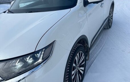 Mitsubishi Outlander III рестайлинг 3, 2021 год, 2 600 000 рублей, 5 фотография