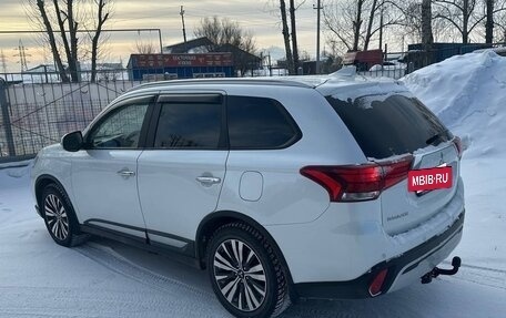 Mitsubishi Outlander III рестайлинг 3, 2021 год, 2 600 000 рублей, 2 фотография