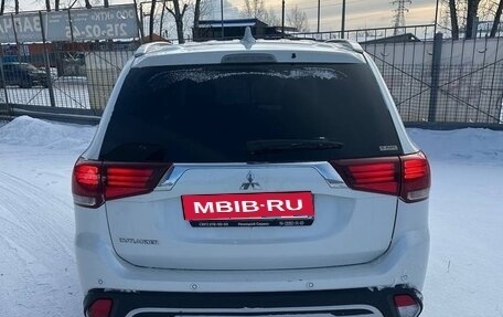 Mitsubishi Outlander III рестайлинг 3, 2021 год, 2 600 000 рублей, 3 фотография