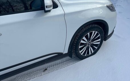 Mitsubishi Outlander III рестайлинг 3, 2021 год, 2 600 000 рублей, 11 фотография