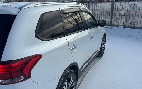 Mitsubishi Outlander III рестайлинг 3, 2021 год, 2 600 000 рублей, 10 фотография