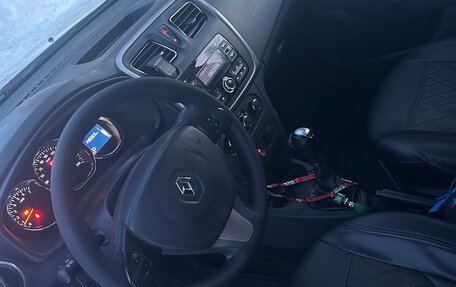 Renault Logan II, 2018 год, 705 000 рублей, 5 фотография