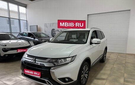 Mitsubishi Outlander III рестайлинг 3, 2019 год, 2 200 000 рублей, 1 фотография