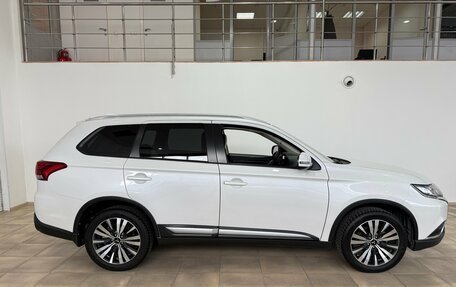 Mitsubishi Outlander III рестайлинг 3, 2019 год, 2 200 000 рублей, 7 фотография
