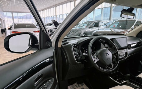 Mitsubishi Outlander III рестайлинг 3, 2019 год, 2 200 000 рублей, 8 фотография