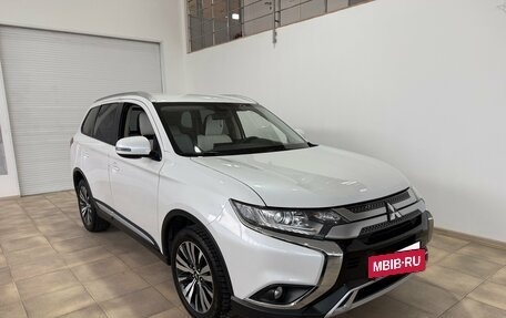 Mitsubishi Outlander III рестайлинг 3, 2019 год, 2 200 000 рублей, 2 фотография