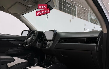 Mitsubishi Outlander III рестайлинг 3, 2019 год, 2 200 000 рублей, 10 фотография