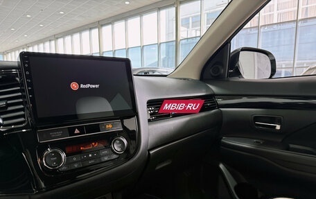 Mitsubishi Outlander III рестайлинг 3, 2019 год, 2 200 000 рублей, 13 фотография