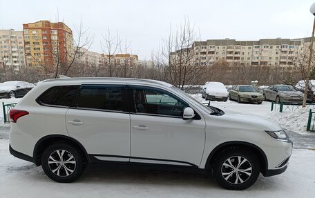 Mitsubishi Outlander III рестайлинг 3, 2017 год, 2 500 000 рублей, 1 фотография