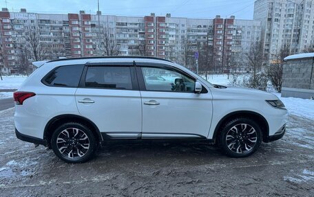 Mitsubishi Outlander III рестайлинг 3, 2022 год, 2 900 000 рублей, 7 фотография